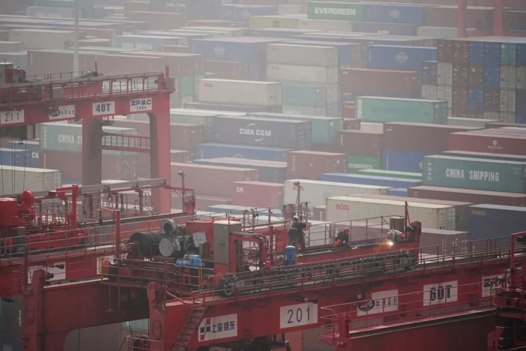 Las exportaciones de China vuelven a caer en octubre; importaciones crecen inesperadamente