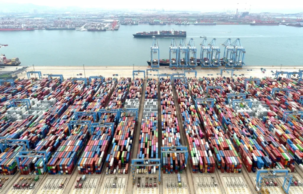 Las exportaciones chinas crecen en noviembre por primera vez en 6 meses