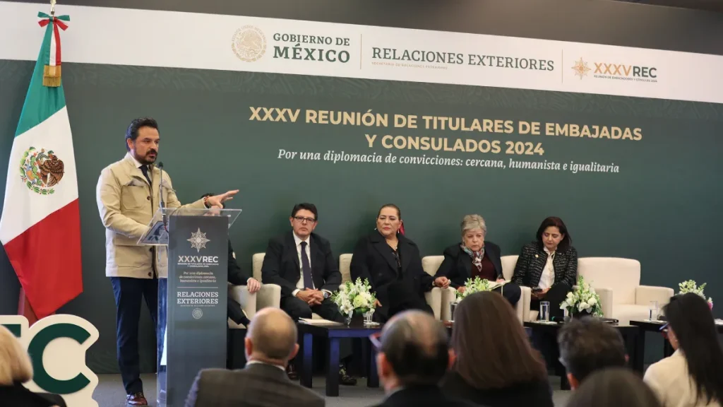 Migrantes mexicanos y sus familias en México pueden ser asegurados del IMSS: Zoé Robledo ante Embajadores y Cónsules
