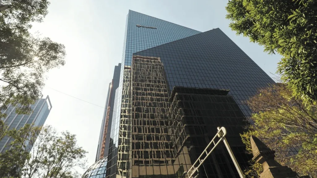 Bolsa mexicana opera con ganancias; acciones de Televisa suben casi 9%