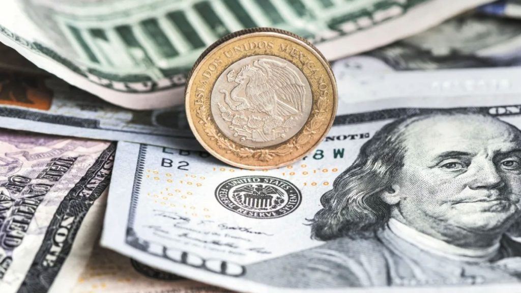 Precio del dólar hoy 23 de abril de 2024: Peso opera con ganancias