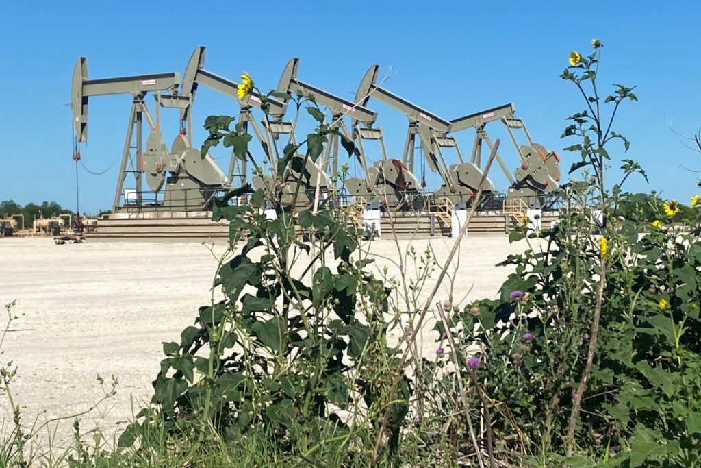 Precios del petróleo suben pero se encaminan a su mayor caída semanal en 3 meses