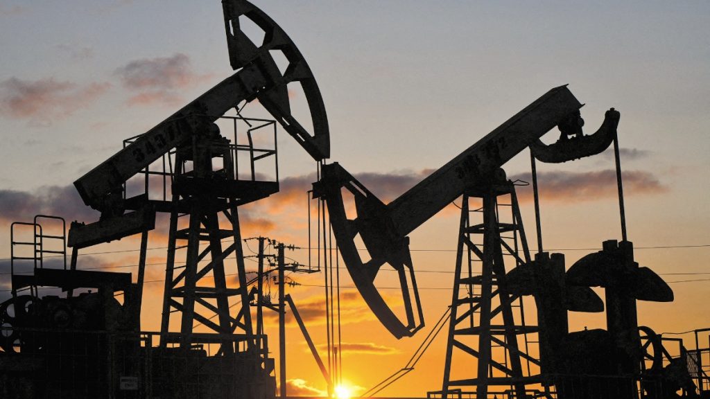 Precios del petróleo caen más de 1% por aumento de inventarios en EU y fortaleza del dólar