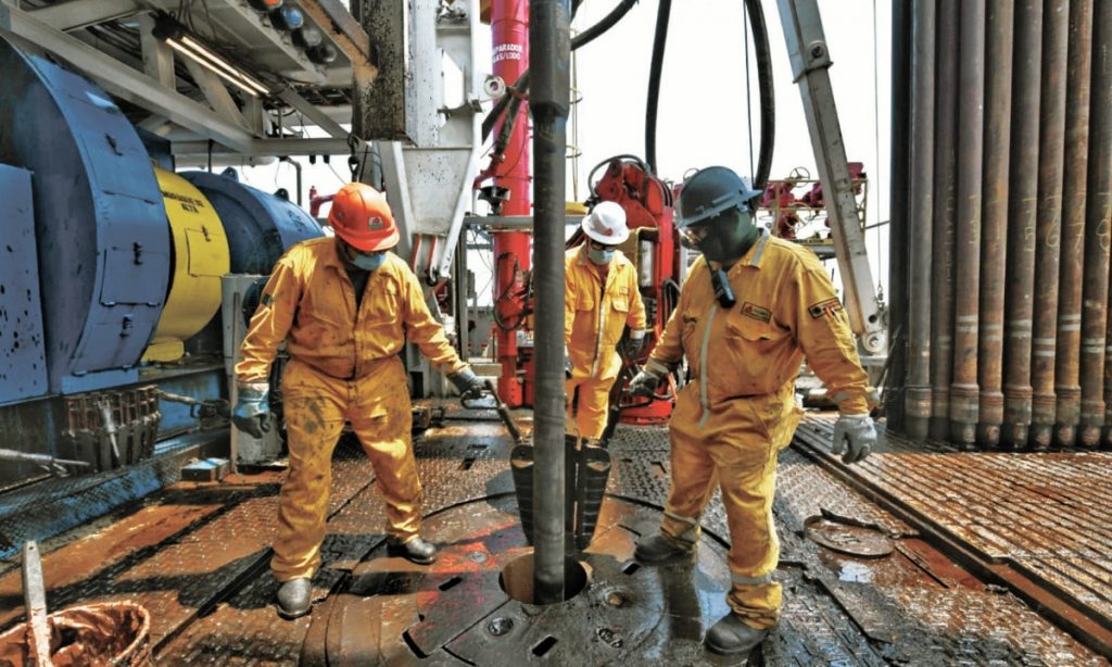 Precios del petróleo cierran en alza tras reducción de inventarios de EU