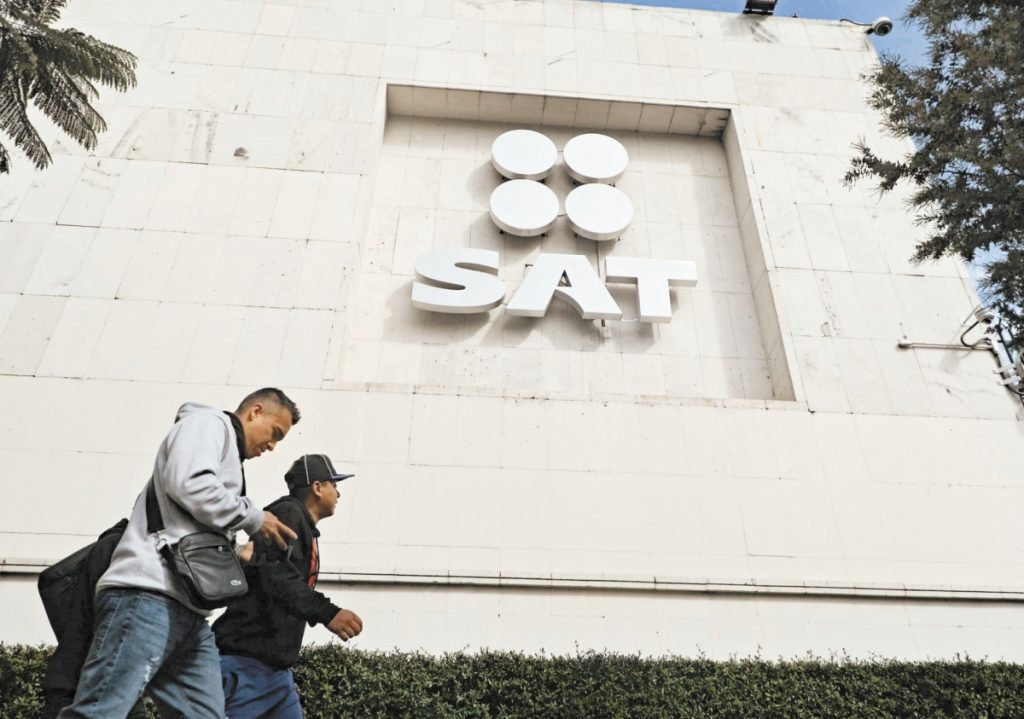 SAT firma convenio con cancillería para inscripción en RFC de mexicanos en el extranjero