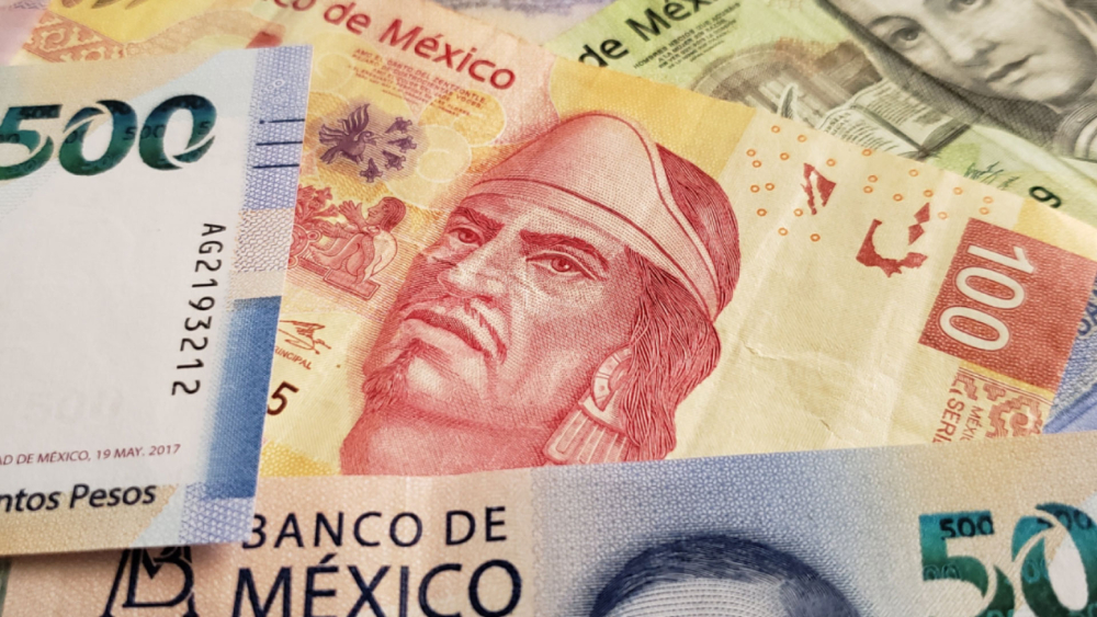 Peso mexicano avanza animado por promesas de Sheinbaum en inicio de gobierno