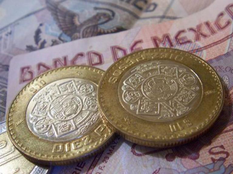 Peso mexicano retrocede por cautela sobre Trump
