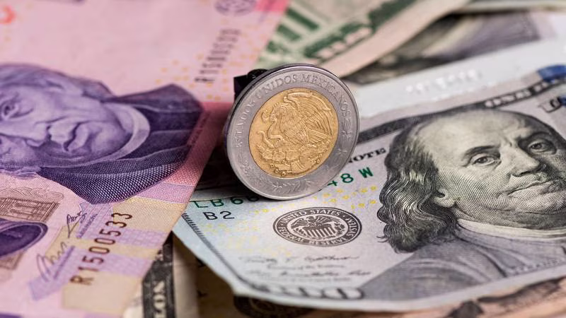 Comisión de Cambios recorta coberturas cambiarias y le ‘pega’ al peso: ‘Hay menor volatilidad’